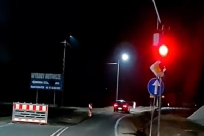 Szybka lekcja dla cwaniaka z BMW, który wjechał na czerwony. Myślał, że się uda