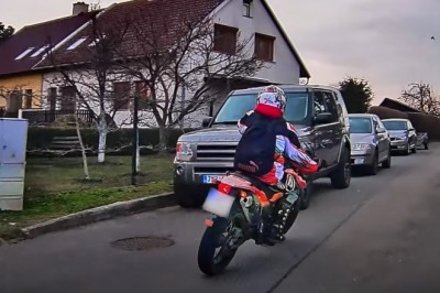 W sobotę wydmuchał 4 promile jadąc autem, w środę 2 jadąc motocyklem. Policja opublikowała nagranie