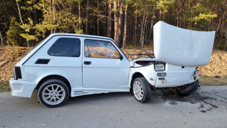 Maluch rozpadł się na dwie części po zderzeniu. Dramatyczny wypadek podczas wyprzedzania