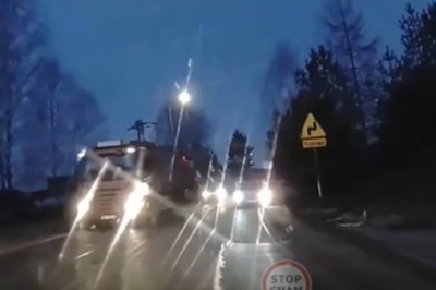 Podwójna ciągła, zakręt, teren zabudowany, jazda na czołówkę zakończona na poboczu