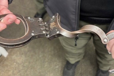 Więzień wygiął kajdanki gołymi rękami. Nietypowa sytuacja w areszcie na Florydzie