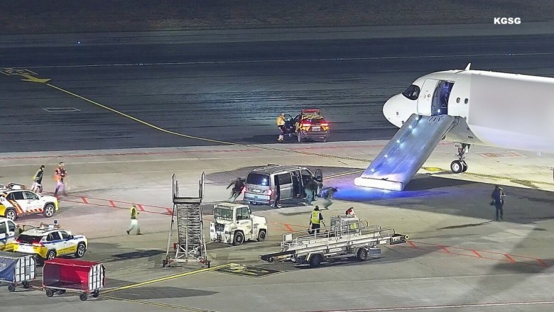 Pasażer otworzył drzwi samolotu podczas kołowania. Zjechał trapem i próbował uciec