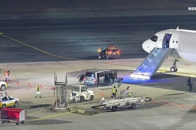 Pasażer otworzył drzwi samolotu podczas kołowania. Zjechał trapem i próbował uciec