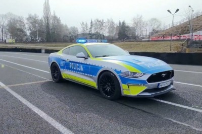 Policja oficjalnie zaprezentowała Forda Mustanga który został skonfiskowany pijanemu kierowcy. Tak się prezentuje na torze.