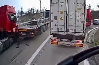 Kierowcy zawodowi dają popis jazdy czyli zderzenie 3 ciężarówek w kilka sekund