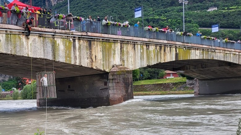 Co roku we włoskim Trydencie polityk, który podjął najgorszą decyzję, trafia do klatki i ląduje w rzece