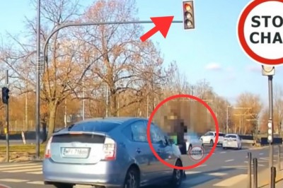 Potrącenie na przejściu w Warszawie. Kierująca wjechała na czerwonym świetle, świadek udostępnił nagranie