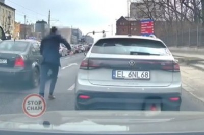 Frustrat z VW. Tak mu się spieszyło, że porzucił auto i pobiegł za innym kierowcą