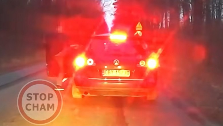Drogowy konflikt pod Bydgoszczą. Wyhamował auto i skopał kierowcę Passata