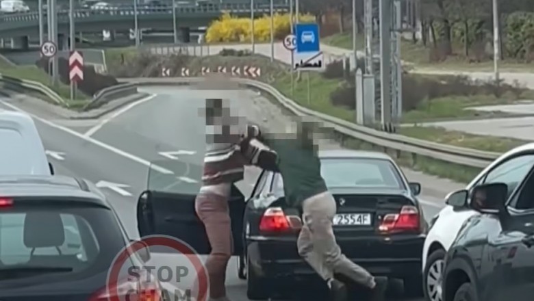Bójka kierowcy BMW i Toyoty na środku S8 w Warszawie. W sieci pojawiło się nagranie