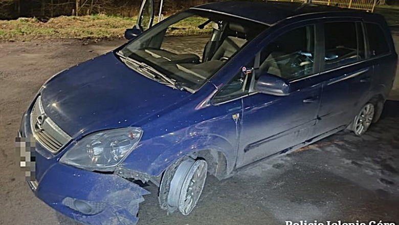 Czeszka z 3 promilami wybrała się na przejażdżkę. Brak opon kompletnie jej nie przeszkadzał