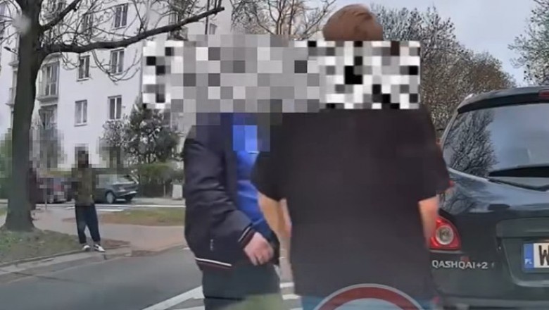 Bójka kierowców na środku ulicy w Warszawie. Poszło o pierwszeństwo na skrzyżowaniu