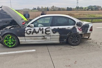 Kierowca BMW z dozorem elektronicznym uciekał przed policją. Pościg ulicami Legnicy zakończył się na A4, uszkodził 4 auta