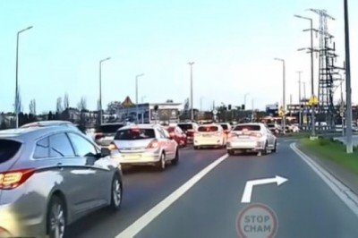 Wyższy stopień szeryfowania. Gość zablokował drogę prawidłowo jadącemu kierowcy