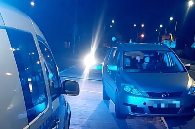 Zatrzymał auto, którym kierowała pijana kobieta wioząca trójkę dzieci. Wcześniej sam wpadł po alkoholu