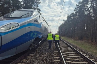 14-latek z Susza wybrał tory i rozpędzony pociąg, zamiast iść do szkoły. W tle wstrząsające relacje o hejcie i pytania o reakcję szkoły