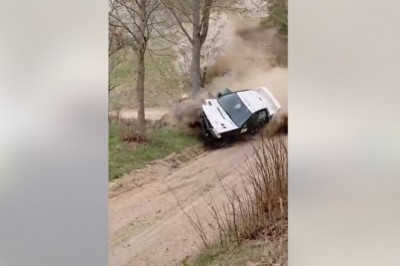 Dzwon i dachowanie Subaru podczas rajdu. Silnik stanął w płomieniach