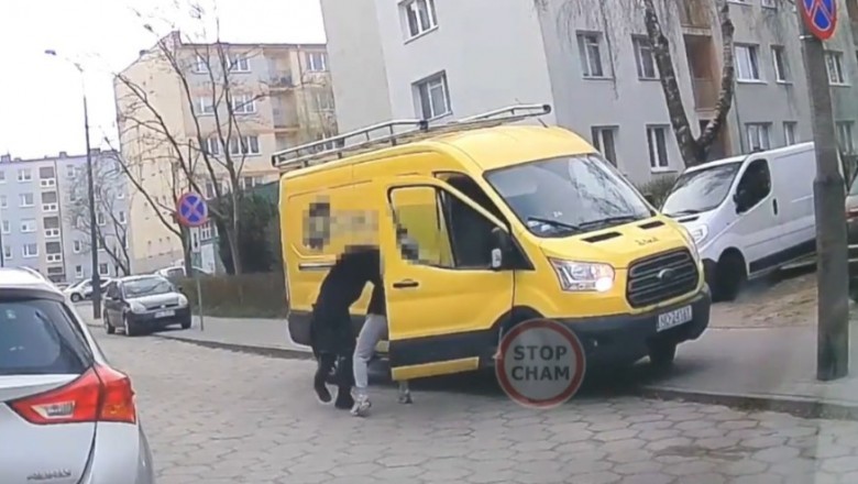 Kierowca i pasażer wyskoczyli z firmowego busa i zaczęli się okładać na środku ulicy. Po wszystkim razem odjechali