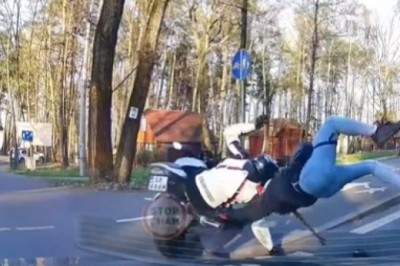 Wyprzedzał na zakazie i twierdził, że to nie jego wina. Zderzenie motocykla z osobówką w Rybniku