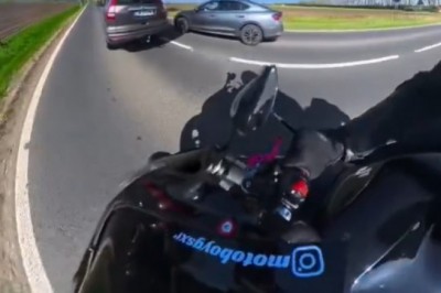 Motocyklista wrzucił nagranie, na którym skarży się na kierowcę. Internauci szybko zauważyli, że sam łamał przepisy