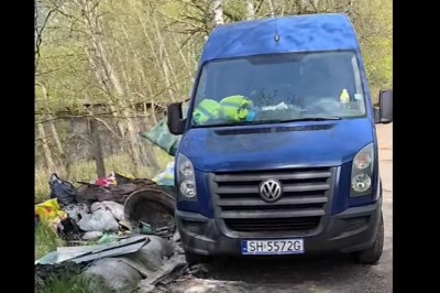 Przyłapani na gorącym uczynku jak wyrzucają śmieci przy drodze. Musieli wszystko zapakować