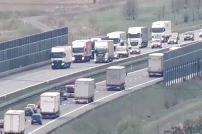 Policyjny dron nad A2 wyłapywał TIRy łamiące zakaz wyprzedzania. Nagranie z akcji trafiło do sieci