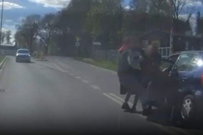 Ukradł kobiecie auto, wyciągając ją siłą zza kierownicy. Volkswagena porzucił na torach, gdzie uderzył w niego pociąg