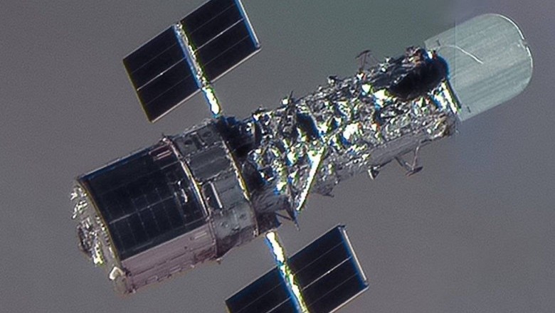 Zdjęcie teleskopu Hubble’a wykonane przez innego satelitę na orbicie. To nie grafika NASA