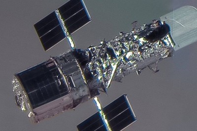 Zdjęcie teleskopu Hubble’a wykonane przez innego satelitę na orbicie. To nie grafika NASA