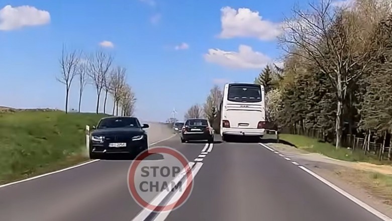 Narwany kierowca wyprzedzał na zakazie. Kierowcy z naprzeciwka uciekali na pobocze