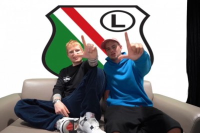 Kim jest ten rudy? Internauci dociekają, kto śpiewał z Łatwogangiem w 